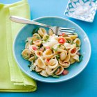 Orecchiette pasta salad with tomatoes and basil — Stock Photo