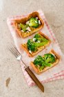 Broccoli quiche with sesame seeds and sheep's cheese — Stock Photo