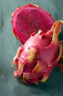 Frutas de dragão cortadas ao meio — Fotografia de Stock