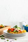 Трав'яні вафлі з копченим лососем та салат з фенхелю та огірків — стокове фото