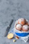 Mini donuts com açúcar de confeiteiro — Fotografia de Stock