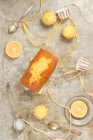 Pastel de limón y magdalenas - foto de stock