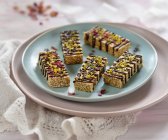 Vegane Amaranth- und Mandelriegel mit Schokolade, getrockneten Blüten, Pistazien und Hanfsamen — Stockfoto