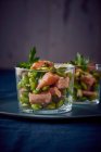 Verrine de saumon aux haricots edamame — Photo de stock