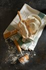 Mehl in einer alten Keramikschublade mit Holzlöffel und Nudelholz — Stockfoto