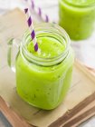 Smoothie végétalien vert (kiwi, avocat et melon) — Photo de stock