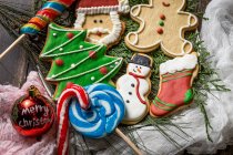 Coloridas galletas de Navidad decoradas, barras de azúcar y piruletas - foto de stock