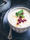 Sopa de crema de coliflor con batatas y tahini - foto de stock