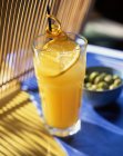 Um cocktail laranja vista close-up — Fotografia de Stock