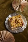 Una fetta di torta di mele con streusel su un piatto di peltro — Foto stock