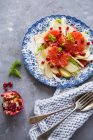 Салат из фенхеля с яблоком, розовым грейпфрутом и семенами граната — стоковое фото