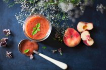 Арбуз и персиковый смузи в стакане — стоковое фото
