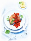Ein Thunfischsteak mit Tomatensauce — Stockfoto