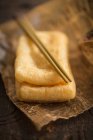 Tofu frit avec baguettes sur papier (Asie) — Photo de stock