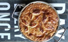 М'ясний пиріг з листям тіста в пиріжковій страві — стокове фото