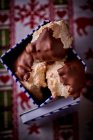 Macaroons de coco com molho de chocolate — Fotografia de Stock
