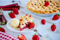 Tarte à la rhubarbe et aux fraises avec glace à la vanille — Photo de stock