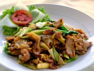 Guay Tiew Pad Siew (fried noodles with chicken, beef and pork, Thailand) — Stock Photo