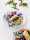 Beignets d'ortie piquante et de tofu à la gale, carottes et pommes de terre violettes — Photo de stock