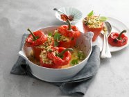 Mini peperoni ripieni di couscous e pinoli — Foto stock