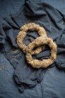 Koulouri végétalien (anneaux de pain grec aux graines de sésame) — Photo de stock