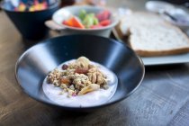 Joghurt mit Trockenfrüchten und Müsli — Stockfoto