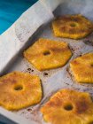 Tranches d'ananas cuites au four avec cannelle, liqueur de Calvados et cassonade sur plaque à pâtisserie — Photo de stock