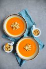 Гарбузовий суп, який подають з грінками та мигдалем — стокове фото