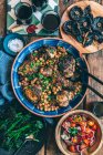Тушеная курица с горохом и панчеттой, подается с грибами, томатным салатом и брокколи — стоковое фото