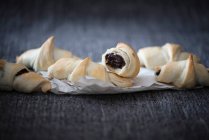 Veganes Blätterteiggebäck gefüllt mit einem zuckerfreien Schokoladenaufstrich — Stockfoto