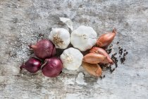 Sea salt, pepper, onions and garlic — Stock Photo