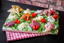 Carne y queso estilo italiano charcuterie board - foto de stock