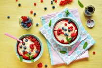 Custard with fresh fruits and fruit syrup — Stock Photo