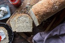 Нарізаний хліб домашнього цільнозернового хліба — стокове фото