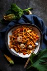 Strozzapreti in Zucchini-Tomatensauce mit Garnelen — Stockfoto