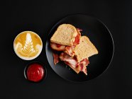 Petit déjeuner copieux avec jambon sur pain grillé et cappuccino — Photo de stock