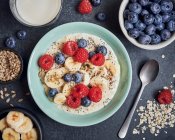 Овес, ягода и банан на завтрак миска — стоковое фото