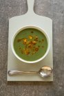 Зелений овочевий суп з охолодженим мигдальним гарніром — стокове фото