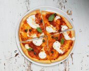 Pizza mit Frischkäse und Kapern — Stockfoto