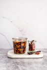 Peperoncino croccante fatto in casa - condimento cinese a base di olio a base di fiocchi di pepe, aglio fritto e soia fermentata — Foto stock