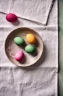 Ovos de Páscoa coloridos em uma tigela de cerâmica — Fotografia de Stock