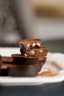 Chocolate Keto elaborado a base de cacao crudo, aceite de coco y sustituto de azúcar con almendras - foto de stock