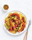 Gegrilltes Gemüse mit Sauce und Gewürzen — Stockfoto