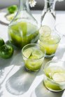 Cocktail di gin con mela, spinaci e lime in bicchieri — Foto stock
