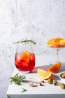Cóctel Negroni con naranjas y hierbas de romero - foto de stock