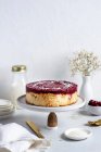 Сирний пудинговий торт з вишнями — стокове фото