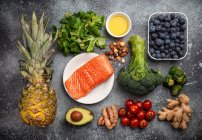 Concetto di dieta antinfiammatoria. Set di alimenti che aiutano a ridurre l'infiammazione — Foto stock