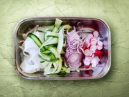 Салат из свежих овощей с капустой, луком и нарезанным луком. — стоковое фото