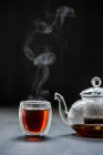 Парящий черный чай с близкого расстояния — стоковое фото