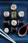 Разнообразные суши маки крупным планом — стоковое фото
